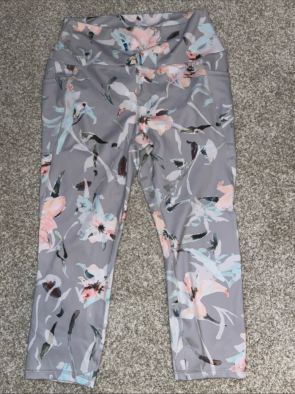 NWOT’s Floral Gray Cropped Active Leggings